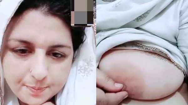 Sexy muslim aunty boobs showing and pressing in video call