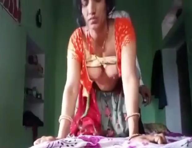 Bhabhi ki chut ki garmi mitati hai young lover ne